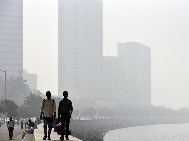 The island city was under the cover of smog till noon, at Nariman Point in Mumbai. (Arijit Sen/HT Photo)