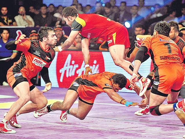 U Mumba overcame a late challenge from Bengaluru Bulls to win 36-30 in the Pro Kabaddi League final. (HT Photo) U Mumba overcame a late challenge from Bengaluru Bulls to win 36-30 in the Pro Kabaddi League final. (HT Photo)