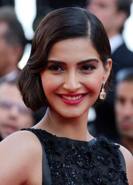 Sonam Kapoor flaunst the faux bob at the 67th Cannes Film Festival in Cannes (France), on May 18, 2014. (AFP) Sonam Kapoor flaunst the faux bob at the 67th Cannes Film Festival in Cannes (France), on May 18, 2014. (AFP)