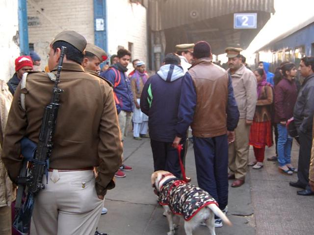 (Representative image) Mumbai railway police was put on alert after an improvised explosive device was found in the Mumbai-bound Mahanagri Express in Uttar Pradesh. (HT Photo) (Representative image) Mumbai railway police was put on alert after an improvised explosive device was found in the Mumbai-bound Mahanagri Express in Uttar Pradesh. (HT Photo)