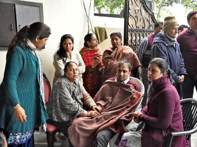 Grieving members of the victims’ family in Ludhiana on Friday.(Sikander Singh Chopra/HT Photo)