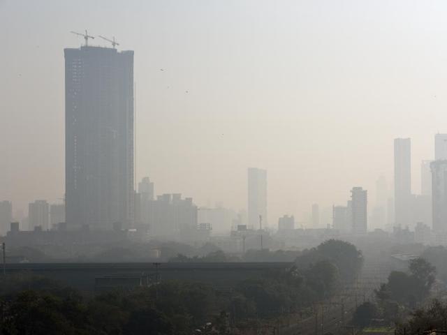 City buildings covered by heavy smog at Lower Parel in Mumbai. (Vijayanand Gupta/HT Photo)