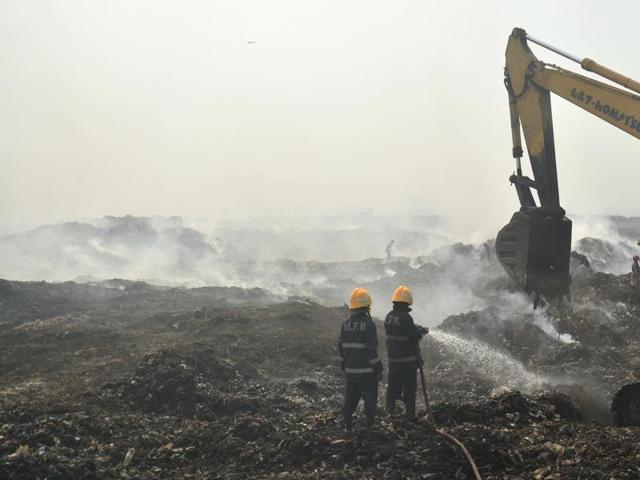 While the cause of the fire is yet unclear, rag-pickers are known to set garbage on fire at the Deonar dumping ground. (Prashant Waydande/HT Photo)