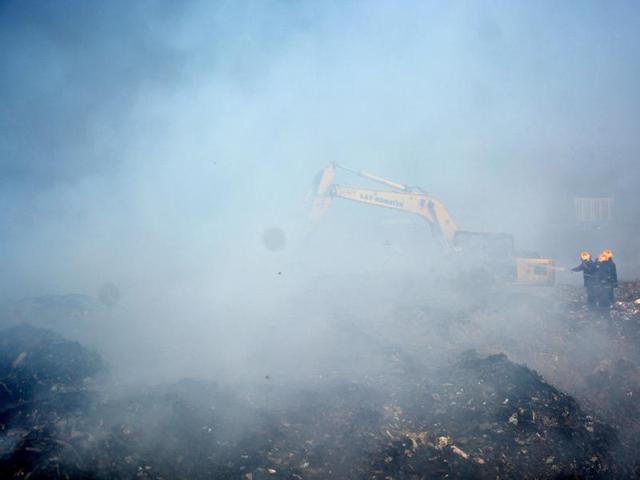 The fire had started earlier this week and turned into an inferno on Thursday. (Prashant Waydande/HT Photo)