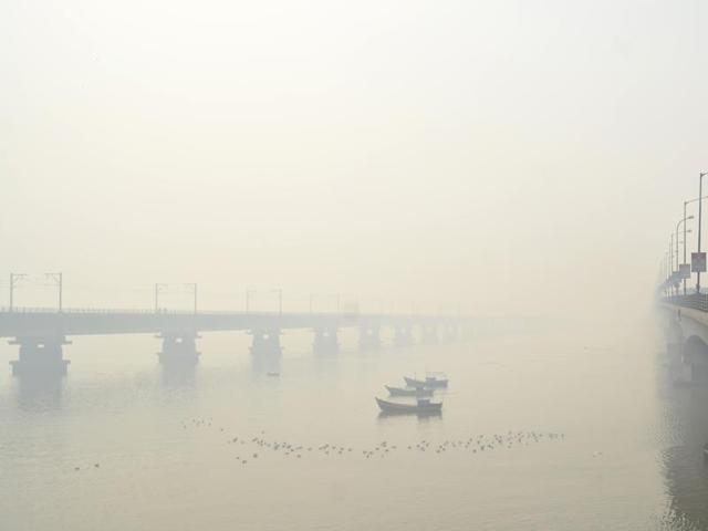 Poor visibility at Vashi Bridge due to heavy smog in Mumbai. (Prashant Waydande/HT Photo)