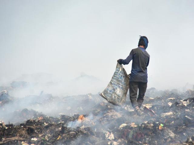 Fire at the Deonar dumping ground had been burning since Thursday. (Prashant Waydande/HT Photo)