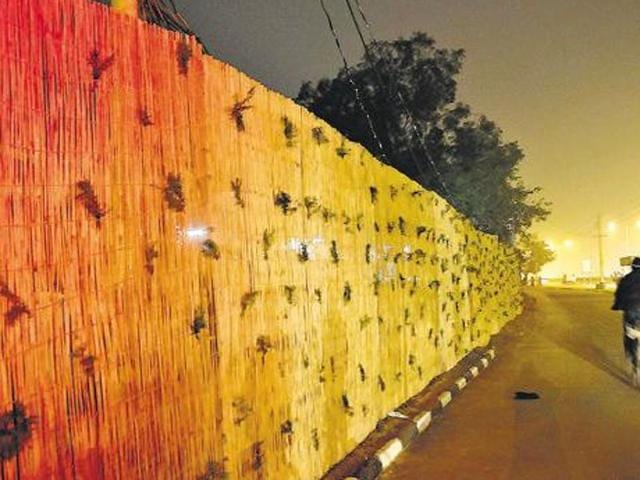 The boundary wall temporarily put up at Hallomajra in Chandigarh before the French President’s visit.(HT File Photo) The boundary wall temporarily put up at Hallomajra in Chandigarh before the French President’s visit.(HT File Photo)