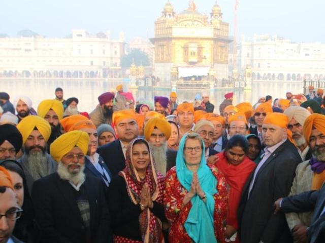 Ontario premier Kathleen Wynne at Golden Temple in Amritsar on Sunday.(Sameer Sehgal/HT Photo)