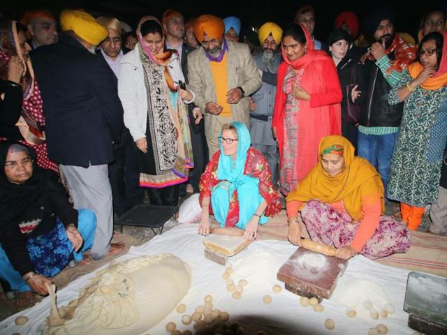 Kathleen Wynne helping in the preparation of ‘guru ka langar’ at Golden Temple on Sunday. (Sameer Sehgal/HT Photo)