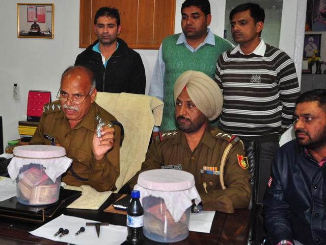 DSP (crime) Jagbir Singh addressing a press conference announcing the arrest in Chandigarh on Friday.(Karun Sharma/HT Photo)