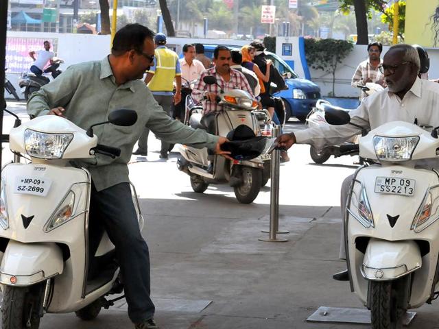 Petrol pump owners have been directed not to give petrol to helmetless two-wheeler riders from Saturday.(Shankar Mourya/ HT photo) Petrol pump owners have been directed not to give petrol to helmetless two-wheeler riders from Saturday.(Shankar Mourya/ HT photo)