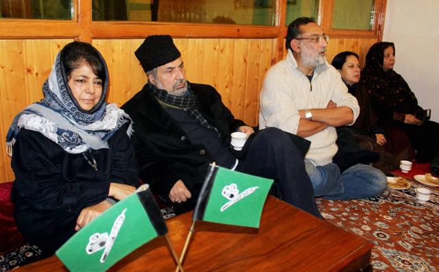 Peoples Democratic Party (PDP) president Mehbooba Mufti along with party senior Vice-President and Memberof Parliament, Muzaffar Hussain Beigh and Jammu and Kashmir Finance Minister, Haseeb Drabu (R) during a party meeting at Mufti residence in Srinagar(PTI)