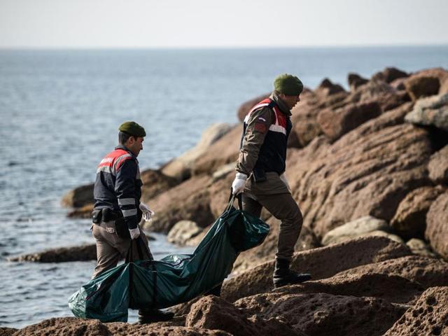 Turkish gendarmes carry the body of a migrant who washed up on a beach in Canakkale's Bademli district on January 30, 2016. (AFP) Turkish gendarmes carry the body of a migrant who washed up on a beach in Canakkale's Bademli district on January 30, 2016. (AFP)
