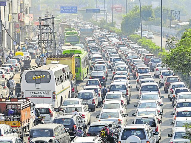 The traffic police claim to have fined around 2,500 people for using pressure horns in November 2015.(HT File Photo) The traffic police claim to have fined around 2,500 people for using pressure horns in November 2015.(HT File Photo)