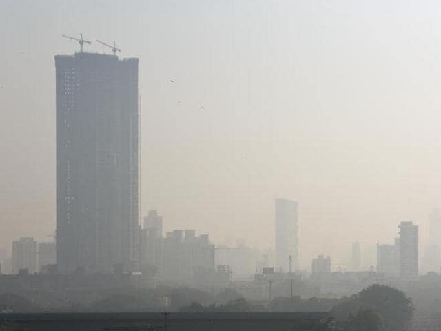 Heavy smog in Mumbai’s Lower Parel.(Vijayanand Gupta/HT Photo)