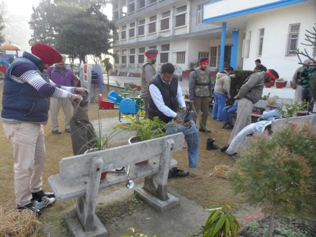 Police conducting a search operation at a school near Hoshiarpur after a bomb threat that turned out to be hoax.(HT Photo)
