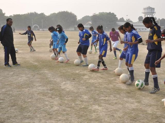 Jyoti Kumari (left), who hails from a slum, scored 15 goals in the state championship at Gorakhpur. (Rajesh Kumar/HT Photo) Jyoti Kumari (left), who hails from a slum, scored 15 goals in the state championship at Gorakhpur. (Rajesh Kumar/HT Photo)
