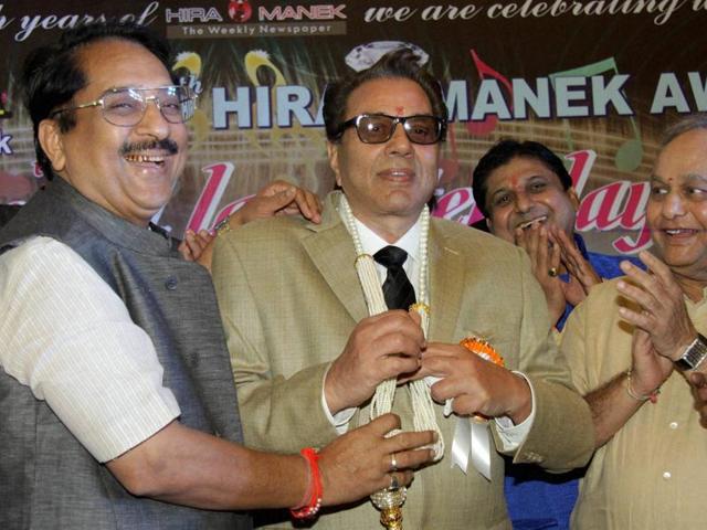 Actor Dharmendra being felicitated at the 'Hira Manek Awards 2016' in Mumbai on January 30, 2016. (PTI) 