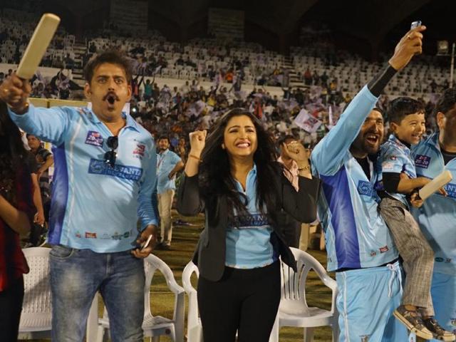 Actor Ravi Kishen cheers during Punjab De Sher vs Bhojpuri Dabanggs in Sardar Patel Stadium in Ahmedabad. (IANS) 