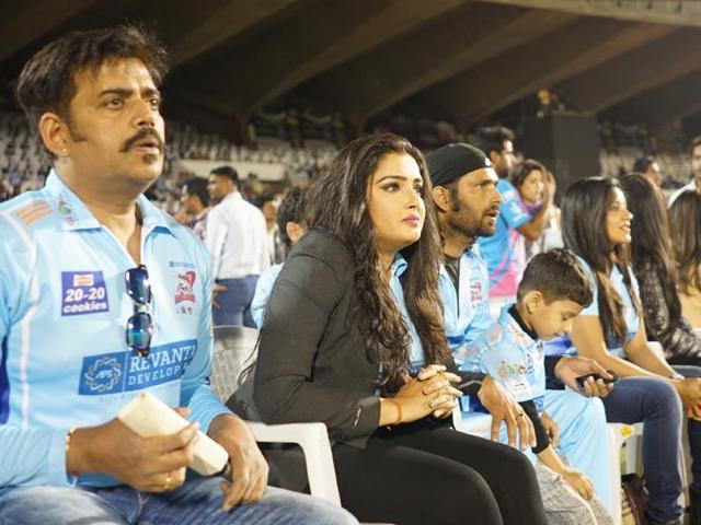 Actor Ravi Kishen cheers during Punjab De Sher vs Bhojpuri Dabanggs in Sardar Patel Stadium in Ahmedabad. (IANS) 