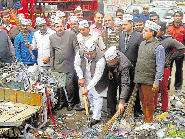 Water and tourism minister of Delhi, Kapil Mishra led garbage cleaning drives in his respective constituency near Khajuri in Delhi on Sunday. (HT Photo) Water and tourism minister of Delhi, Kapil Mishra led garbage cleaning drives in his respective constituency near Khajuri in Delhi on Sunday. (HT Photo)