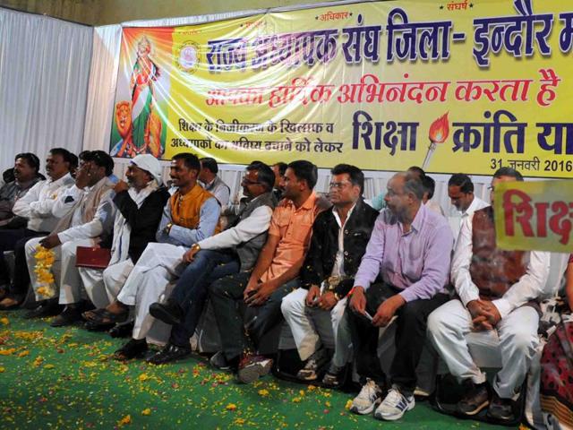 Members of Rajya Adhyapak Sangh during a meeting with contractual teachers in Indore on Sunday.(Shankar Mourya/ HTphoto) Members of Rajya Adhyapak Sangh during a meeting with contractual teachers in Indore on Sunday.(Shankar Mourya/ HTphoto)