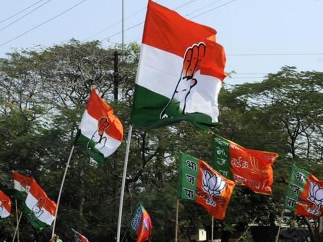 The question whether to work out an alliance with regional parties for the upcoming assembly polls is haunting both the Congress and the BJP.(Arun Mondhe/HT File Photo)