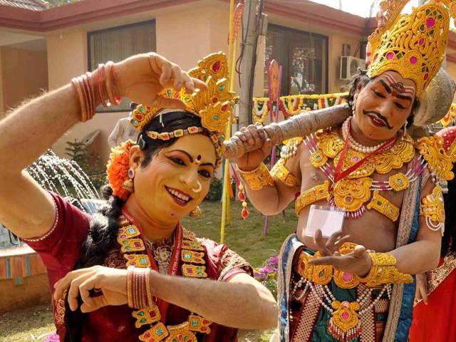 Artistes performing at the Surajkund Mela that was inaugurated near Faridabad on Monday. (Subhash Sharma/HT)