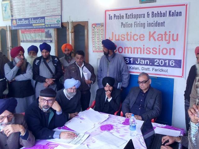Justice Markandey Katju holding a public hearing in Behbal Kalan in Faridkot on Sunday.(HT Photo)
