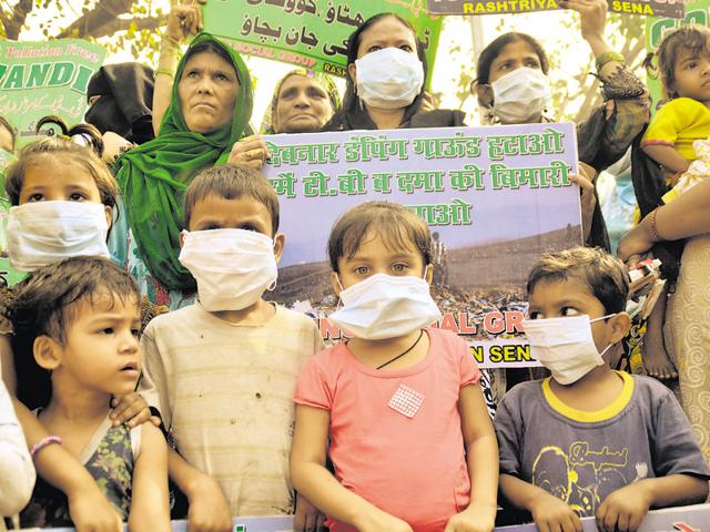 Residents of Mumbai’s Govandi and Shivaji Nagar stage a protest to demand that the Deonar dumping site is moved out of the area. (HT Photo/Prashant Waydande)(Prashant Waydande)