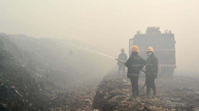 Firemen try to extinguish a fire at the Deonar landfill in Mumbai. (Prashant Waydande/HT Photo)