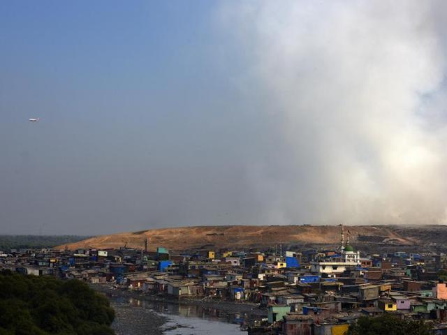 Smoke coming out from Deonar dumping ground. (Arijit Sen/HT)