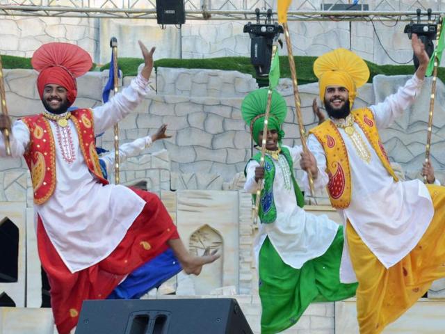 Surajkund Mela: Bhangra performers at the Chaupal section of the international arts and crafts fair near Faridabad. (HT photo)