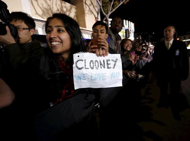 Fans cheer at the premiere of  Hail, Caesar! (REUTERS) 