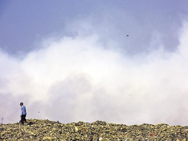 Fire at Denoar Dumping Yard at Govandi in Mumbai. (Bachchan Kumar/HT)