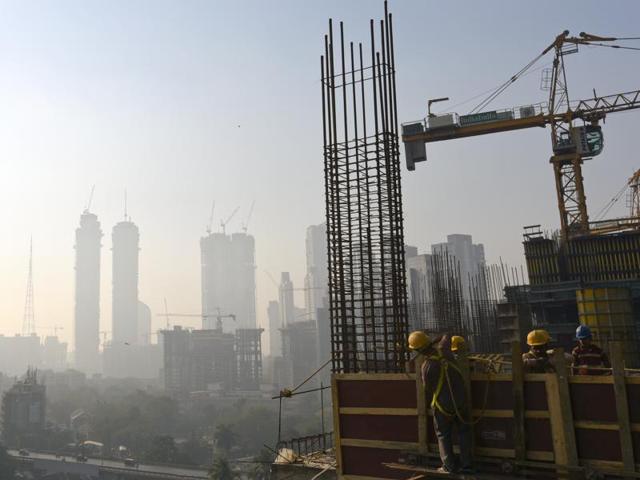 Buildings seen in heavy smog at Lower Parel in Mumbai. (Vijayanand Gupta/HT)