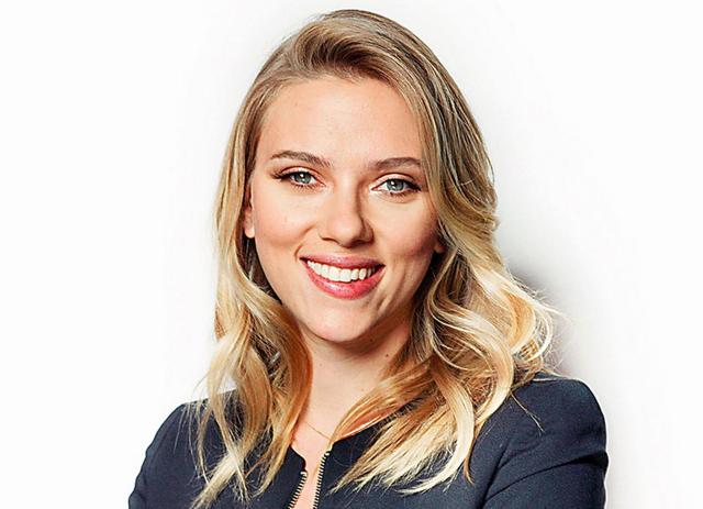 Scarlett Johansson, who divorced Ryan Reynolds in 2011, was apparently in a rebound relationship with Sean Penn for a short while.