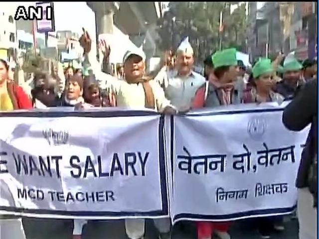 MCD workers have been on strike for eight days in a row, blocking roads and affecting traffic in the congested capital. (Photo courtesy: ANI) MCD workers have been on strike for eight days in a row, blocking roads and affecting traffic in the congested capital. (Photo courtesy: ANI)