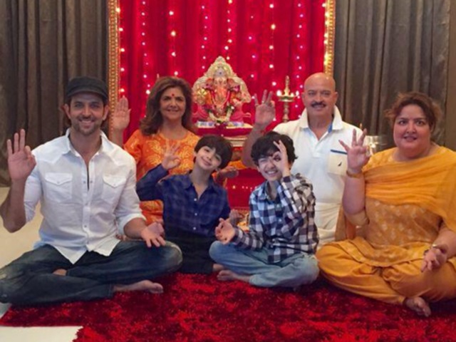 Hrithik Roshan with dad Rakesh, mom Pinky and sister Sunaina (r). The focus, however, is on Hrithik’s sons Hrehaan and Hridhaan. (Twitter)