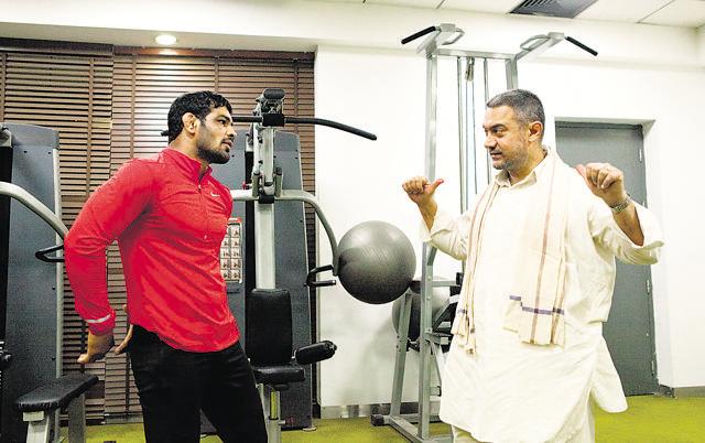 Two time Olympic medalist wrestler Sushil Kumar paid Aamir a visit at the Thyagaraj Sports Complex in the capital.