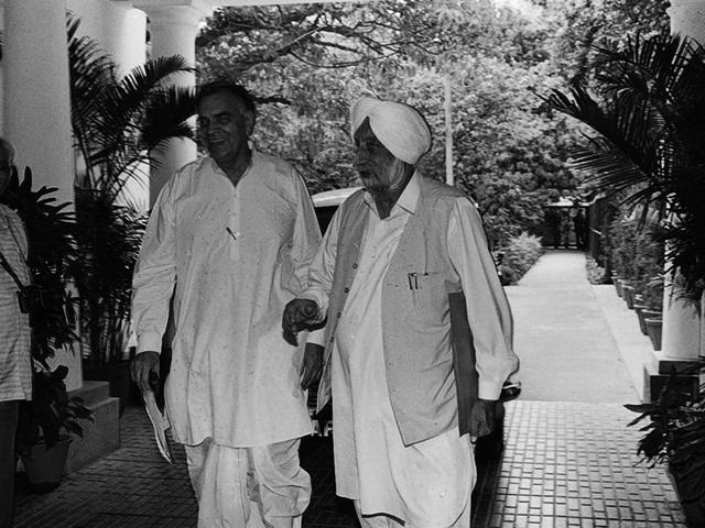 Jakhar with former Punjab CM Beant Singh in 1994 . (Sanjay Sharma/HT )