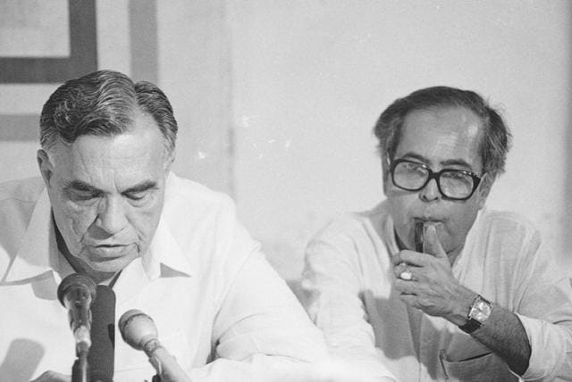 Jakhar with President Pranab Mukherjee during AICCI Meeting in 1991 . (Sanjay Sharma/HT )