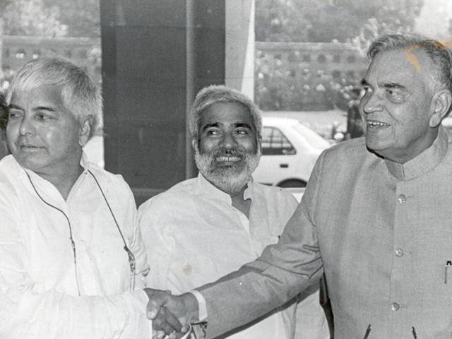 (Left to right): RJD president Lalu Prasad Yadav, RJD vice-president Raghuvansh Prasad Singh along with Jakhar in 1998 (HT Photo )