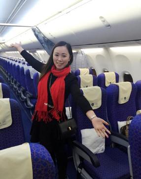 This photo taken on February 1, 2016 shows a Chinese woman surnamed Zhang (lower R) posing for photos on an empty flight from Wuhan to Guangzhou, after the China Southern flight was delayed for 10 hours. (AFP) This photo taken on February 1, 2016 shows a Chinese woman surnamed Zhang (lower R) posing for photos on an empty flight from Wuhan to Guangzhou, after the China Southern flight was delayed for 10 hours. (AFP)