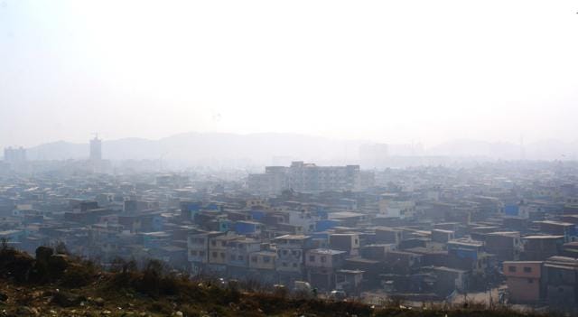 Deonar has exceeded the limits of garbage being dumped. Fire officers said the mismanagement could lead to a wildfire-like situation.(Prashant Waydande)