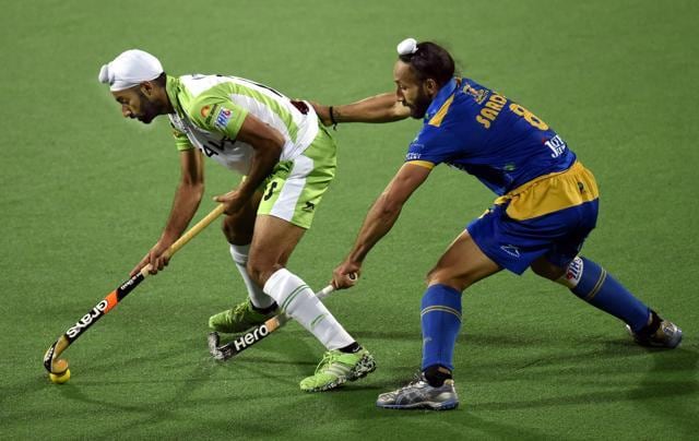 Sardar Singh of Jaypee Punjab Warriors (Blue) and Talwinder Singh of Delhi Waveriders in action during their Hockey India League match in New Delhi on Tuesday. (Mohd Zakir HT)