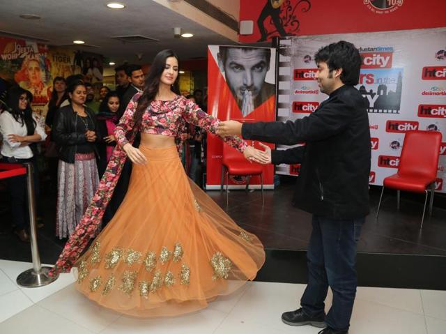 Katrina danced with her fan upon his request and we can say without a sliver of doubt that the guy’s day was made. (HT PHOTO) 