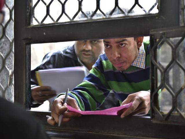 Parents and guardians of children flock Air Force Bal Bharti School on the last day of submission of the nursery admission forms in New Delhi. (Saumya Khandelwal/HTfile photo) Parents and guardians of children flock Air Force Bal Bharti School on the last day of submission of the nursery admission forms in New Delhi. (Saumya Khandelwal/HTfile photo)