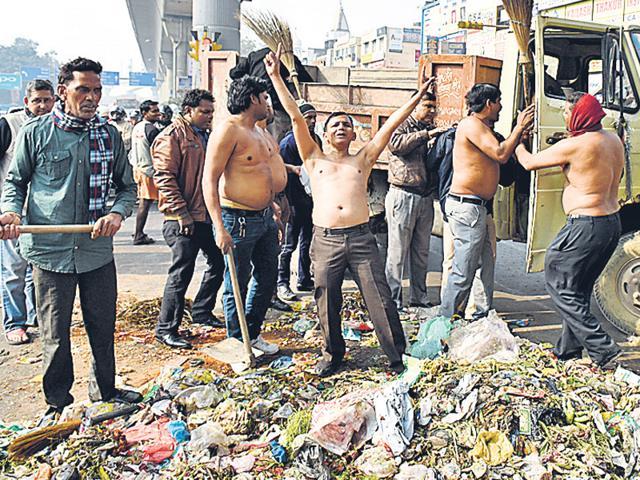 Employees of the municipal corporations protest the non-payment of salaries at Laxmi Nagar Chowk in east Delhi on day 4. (Sushil Kumar/HT Photo) Employees of the municipal corporations protest the non-payment of salaries at Laxmi Nagar Chowk in east Delhi on day 4. (Sushil Kumar/HT Photo)
