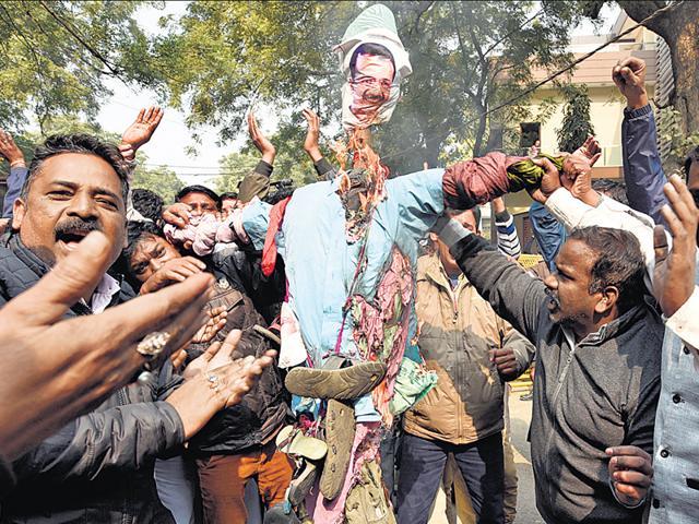 Demanding their pending salaries, workers of the civic bodies burnt an effigy of Delhi CM Arvind Kejriwal on January 27. (Sonu Mehta/ HT photo) Demanding their pending salaries, workers of the civic bodies burnt an effigy of Delhi CM Arvind Kejriwal on January 27. (Sonu Mehta/ HT photo)